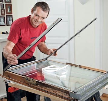 Lägg glasningslisterna på plats Lägg glasningslisterna på plats